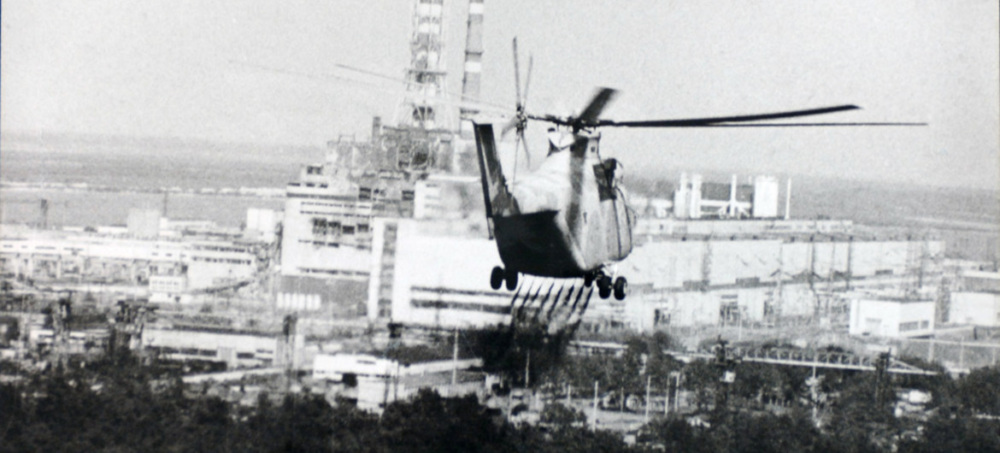 A helicopter approaches the Chernobyl Nuclear Power Plant to check the damage to the nuclear reactor. April 1986. (Src. UN Photo/IAEA)
