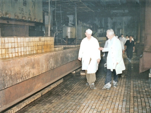 Siegfried Hecker (right) touring North Korea’s fuel fabrication plant at Yongbyon, 8/9/2007 (Lawrence Livermore National Laboratory)